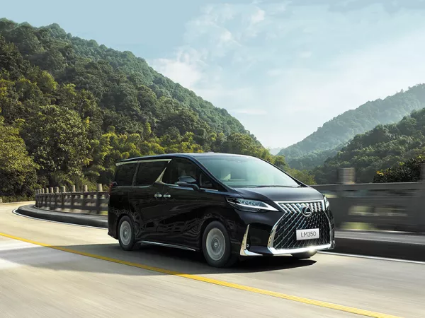 Dịch vụ thay Kính chắn gió xe Lexus LM 300 tận nơi